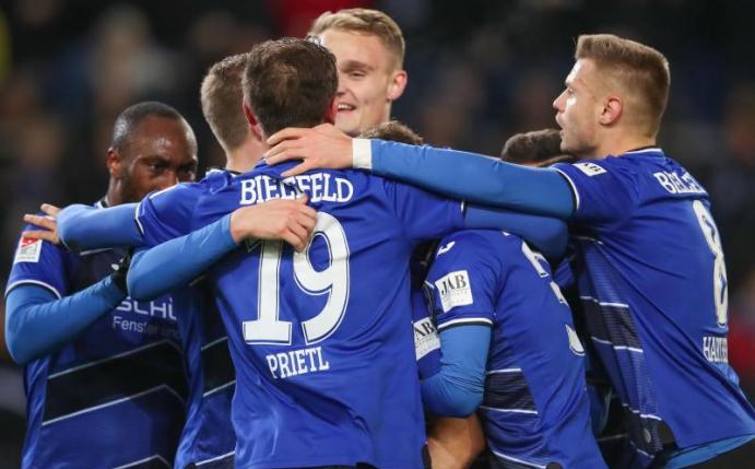 Die Bielefelder feiern den 2:0-Sieg gegen den VfL Bochum. Foto: Friso Gentsch/dpa