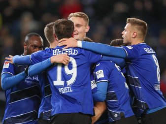 Die Bielefelder feiern den 2:0-Sieg gegen den VfL Bochum. Foto: Friso Gentsch/dpa Die Bielefelder feiern den 2:0-Sieg gegen den VfL Bochum. Foto: Friso Gentsch/dpa