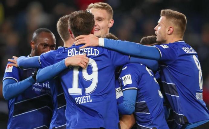 Arminia Bielefeld führt die Tabelle der 2. Liga an. Foto: Friso Gentsch/dpa