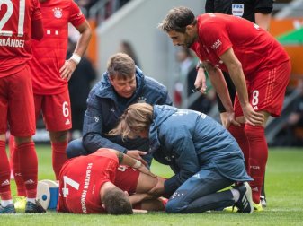Erstversorgung: Niklas Süle und Bayern-Doc Hans-Wilhelm Müller-Wohlfahrt. Foto: Matthias Balk/dpa Erstversorgung: Niklas Süle und Bayern-Doc Hans-Wilhelm Müller-Wohlfahrt. Foto: Matthias Balk/dpa