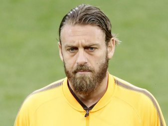 Sieht mit langem Haar und Schminke älter aus: Daniele De Rossi. Foto: Martin Rickett/PA Wire/dpa Sieht mit langem Haar und Schminke älter aus: Daniele De Rossi. Foto: Martin Rickett/PA Wire/dpa