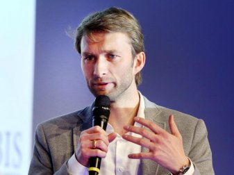 Für Bayer-Sportdirektor Simon Rolfes zählen bei Spieler-Transfers die sportlichen Qualitäten. Foto: Roland Weihrauch/dpa Für Bayer-Sportdirektor Simon Rolfes zählen bei Spieler-Transfers die sportlichen Qualitäten. Foto: Roland Weihrauch/dpa