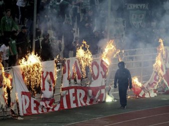 Im griechischen Fußball gibt es seit Jahren immer wieder Streitigkeiten und Ausschreitungen. Foto: -/InTime Sports via AP/dpa Im griechischen Fußball gibt es seit Jahren immer wieder Streitigkeiten und Ausschreitungen. Foto: -/InTime Sports via AP/dpa