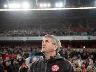 Friedhelm Funkel hat sich mit bewegenden Worten von den Fortuna-Fans verabschiedet. Foto: Bernd Thissen/dpa Friedhelm Funkel hat sich mit bewegenden Worten von den Fortuna-Fans verabschiedet. Foto: Bernd Thissen/dpa