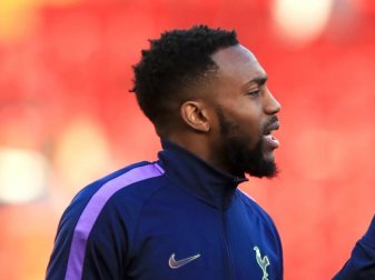 Geht auf Leihbasis von Tottenham Hotspur zu Newcastle United: Danny Rose (l) und Serge Aurier von Tottenham Hotspur stehen auf dem Spielfeld vor dem Spiel. Foto: Peter Byrne/PA Wire/dpa Geht auf Leihbasis von Tottenham Hotspur zu Newcastle United: Danny Rose (l) und Serge Aurier von Tottenham Hotspur stehen auf dem Spielfeld vor dem Spiel. Foto: Peter Byrne/PA Wire/dpa