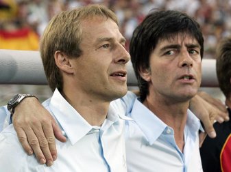 Der damalige Bundestrainer Jürgen Klinsmann (l) und sein Assistent Joachim Löw bei der WM 2006. Foto: Matthias Schrader/dpa Der damalige Bundestrainer Jürgen Klinsmann (l) und sein Assistent Joachim Löw bei der WM 2006. Foto: Matthias Schrader/dpa