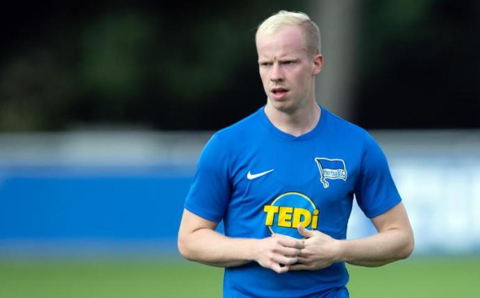 Wird von Hertha BSC an den SC Paderborn ausgeliehen: Dennis Jastrzembski. Foto: Soeren Stache/dpa