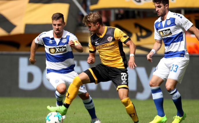 Patrick Möschl (m.) verstärkt den 1. FC Magdeburg