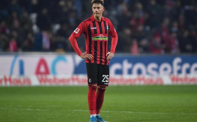 Robin Koch wird den SC Freiburg nun doch nicht in Richtung Leipzig verlassen. Foto: Patrick Seeger/dpa
