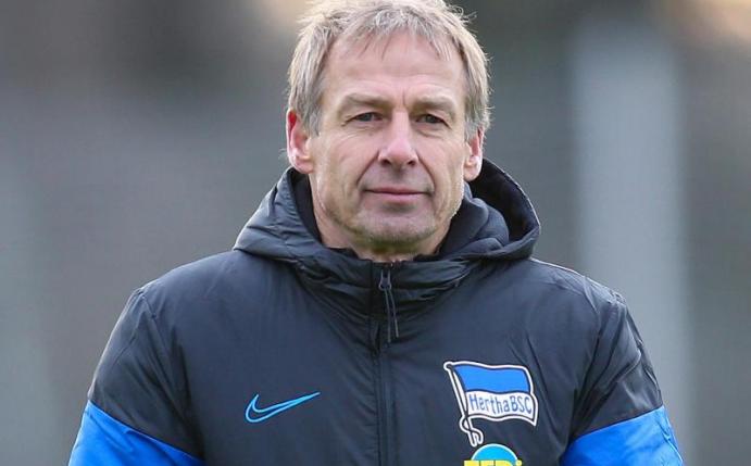 Unangefochtene Nummer eins bei den Ausgaben für neue Spieler bei den Winter-Transfers ist Hertha BSC mit Trainer Jürgen Klinsmann. Foto: Andreas Gora/dpa
