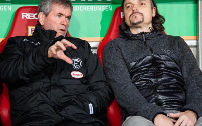 Fortuna Düsseldorfs Sportvorstand Lutz Pfannenstiel (r) im Gespräch mit Friedhelm Funkel. Foto: Tom Weller/dpa