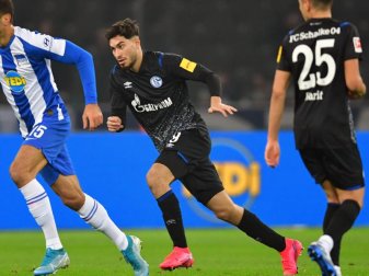 Hat sich beim Spiel in Berlin verletzt: Suat Serdar von Schalke. Foto: Soeren Stache/dpa-Zentralbild/dpa Hat sich beim Spiel in Berlin verletzt: Suat Serdar von Schalke. Foto: Soeren Stache/dpa-Zentralbild/dpa