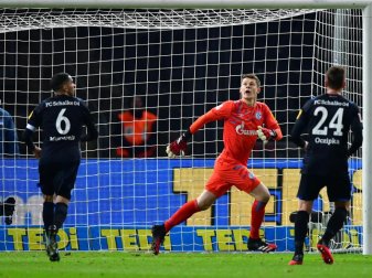 Ereignisloser Auftritt gegen Hertha: Torhüter Alexander Nübel (M) von Schalke in Aktion. Foto: Soeren Stache/dpa-Zentralbild/dpa Ereignisloser Auftritt gegen Hertha: Torhüter Alexander Nübel (M) von Schalke in Aktion. Foto: Soeren Stache/dpa-Zentralbild/dpa