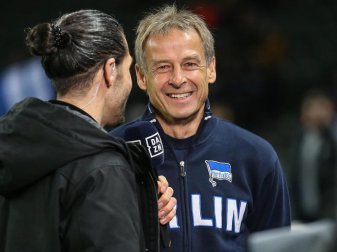 Verteidigt die hohen Transferausgaben von Hertha BSC: Trainer Jürgen Klinsmann. Foto: Andreas Gora/dpa