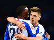 Neuzugang Krzysztof Piatek (r) und Dodi Lukebakio von Hertha umarmen sich nach Spielende. Foto: Soeren Stache/dpa-Zentralbild/dpa