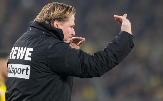 Agiert mit hartem Kinn und Mut: Kölns Trainer Markus Gisdol gestikuliert. Foto: Bernd Thissen/dpa