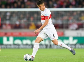 Stuttgarts Kapitän Kempf hat sich im Spiel gegen den FC St. Pauli den Kiefer gebrochen. Foto: Tom Weller/dpa Stuttgarts Kapitän Kempf hat sich im Spiel gegen den FC St. Pauli den Kiefer gebrochen. Foto: Tom Weller/dpa