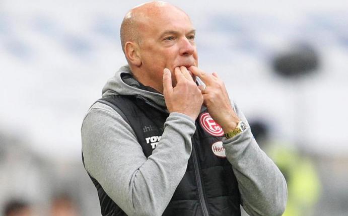 Kein Dreier gegen Eintracht Frankfurt: Düsseldorfs neuer Trainer Uwe Rösler spornt seine Spieler mit Pfiffen an. Foto: Roland Weihrauch/dpa