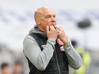 Kein Dreier gegen Eintracht Frankfurt: Düsseldorfs neuer Trainer Uwe Rösler spornt seine Spieler mit Pfiffen an. Foto: Roland Weihrauch/dpa Kein Dreier gegen Eintracht Frankfurt: Düsseldorfs neuer Trainer Uwe Rösler spornt seine Spieler mit Pfiffen an. Foto: Roland Weihrauch/dpa