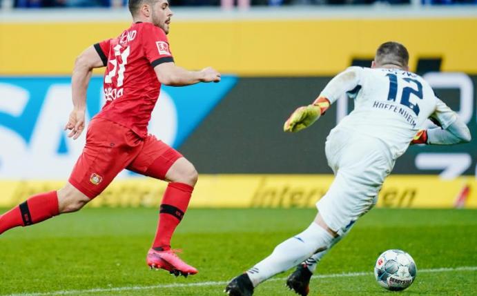 Hoffenheims Keeper Philipp Pentke (r) kommt vor Leverkusens Kevin Volland an den Ball. Foto: Uwe Anspach/dpa