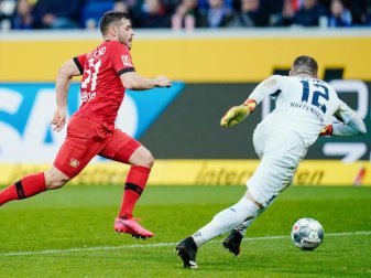 Hoffenheims Keeper Philipp Pentke (r) kommt vor Leverkusens Kevin Volland an den Ball. Foto: Uwe Anspach/dpa Hoffenheims Keeper Philipp Pentke (r) kommt vor Leverkusens Kevin Volland an den Ball. Foto: Uwe Anspach/dpa