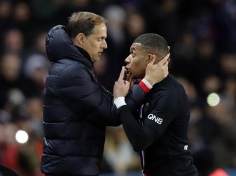 Kylian Mbappe (r) diskutiert mit Trainer Thomas Tuchel an der Seitenlinie. Foto: Christophe Ena/AP/dpa Kylian Mbappe (r) diskutiert mit Trainer Thomas Tuchel an der Seitenlinie. Foto: Christophe Ena/AP/dpa