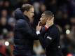 Kylian Mbappe (r) diskutiert mit Trainer Thomas Tuchel an der Seitenlinie. Foto: Christophe Ena/AP/dpa