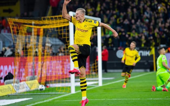 Dortmunds Erling Haaland springt nach seinem Treffer zum 5:0 beim Torjubel in die Luft. Foto: Guido Kirchner/dpa