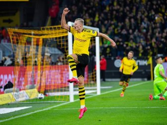 Dortmunds Erling Haaland springt nach seinem Treffer zum 5:0 beim Torjubel in die Luft. Foto: Guido Kirchner/dpa Dortmunds Erling Haaland springt nach seinem Treffer zum 5:0 beim Torjubel in die Luft. Foto: Guido Kirchner/dpa