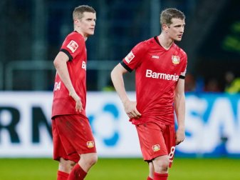 Leverkusens Sven Bender (l) und sein Bruder Lars stehen nach Spielende beim 1:2 gegen Hoffenheim ratlos auf dem Spielfeld. Foto: Uwe Anspach/dpa Leverkusens Sven Bender (l) und sein Bruder Lars stehen nach Spielende beim 1:2 gegen Hoffenheim ratlos auf dem Spielfeld. Foto: Uwe Anspach/dpa