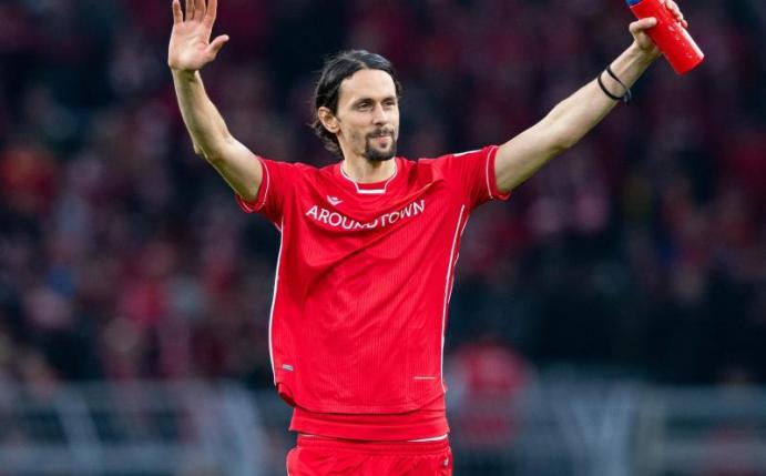 Berlins Neven Subotic lässt sich nach dem Spiel von den BVB Fans feiern. Foto: Guido Kirchner/dpa