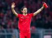 Berlins Neven Subotic lässt sich nach dem Spiel von den BVB Fans feiern. Foto: Guido Kirchner/dpa
