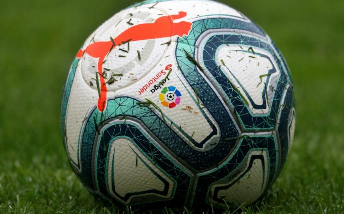 In Spanien flog ein Spieler gleich zweimal vom Platz