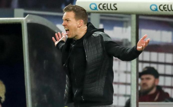Leipzigs Trainer Julian Nagelsmann regt sich während des Spiels gegen Gladbach am Spielfeldrand auf. Foto: Jan Woitas/dpa-Zentralbild/dpa