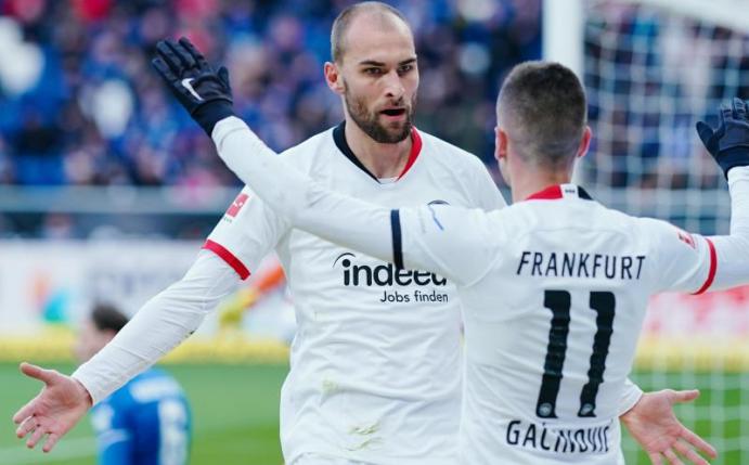 Fehlt im Pokalspiel gegen Leipzig bei der Eintracht: Bas Dost (l). Foto: Uwe Anspach/dpa