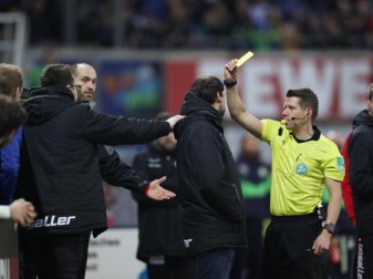 Seit Beginn der Rückrunde sind die Schiedsrichter angehalten deutlich strikter vorzugehen: Schiedsrichter Patrick Ittrich hat eine Karte gezückt. Foto: Friso Gentsch/dpa Seit Beginn der Rückrunde sind die Schiedsrichter angehalten deutlich strikter vorzugehen: Schiedsrichter Patrick Ittrich hat eine Karte gezückt. Foto: Friso Gentsch/dpa