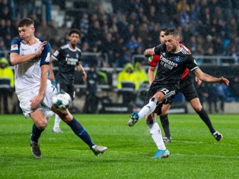 Tim Leibold (r) leitete mit seinem Tor zum 1:1 die HSV-Wende in Bochum ein. Foto: Guido Kirchner/dpa