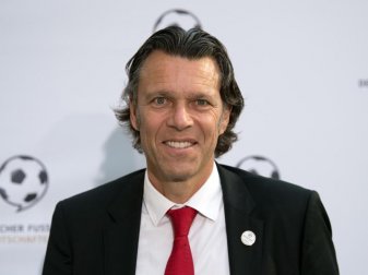 Findet grundsätzlich eine schärfere Regelauslegung beim Reklamieren richtig: Urs Meier. Foto: Soeren Stache/dpa