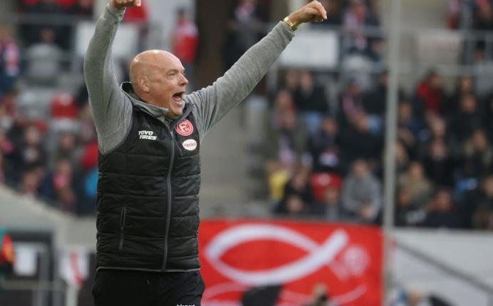 Trainer Rösler freut sich über seinen ersten Sieg