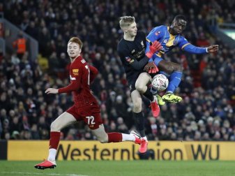 Keeper Caoimhin Kelleher (M) und Sepp van den Berg zogen mit dme FC Liverpool ins FA-Cup-Achtelfinale ein. Foto: Martin Rickett/PA Wire/dpa