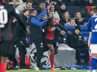 Herthas Jordan Torunarigha gerät mit Schalke-Coach David Wagner (l) aneinander. Foto: Bernd Thissen/dpa Herthas Jordan Torunarigha gerät mit Schalke-Coach David Wagner (l) aneinander. Foto: Bernd Thissen/dpa