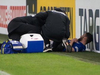 Schalkes Daniel Caligiuri wird am Spielfeldrand behandelt. Foto: Bernd Thissen/dpa