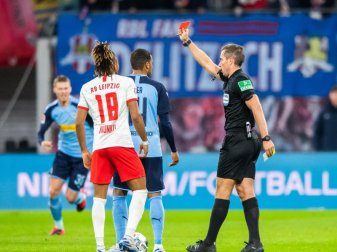 Schiedsrichter Tobias Stieler erteilt Mönchengladbachs Alassane Plea (M) die Gelb-Rote Karte. Foto: Robert Michael/dpa-Zentralbild/dpa Schiedsrichter Tobias Stieler erteilt Mönchengladbachs Alassane Plea (M) die Gelb-Rote Karte. Foto: Robert Michael/dpa-Zentralbild/dpa