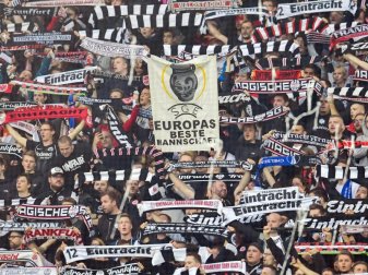 Fans von Frankfurt wollen gegen das Montagssiel protestieren. Foto: Uwe Anspach/dpa