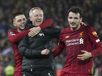 Liverpools U23-Coach Neil Critchley (M) jubelt mit Adam Lewis (l) und Pedro Chirivella (r) über den Einzug ins Achtelfinale. Foto: Jon Super/AP/dpa Liverpools U23-Coach Neil Critchley (M) jubelt mit Adam Lewis (l) und Pedro Chirivella (r) über den Einzug ins Achtelfinale. Foto: Jon Super/AP/dpa