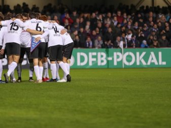 Bei den Spielen des 1. FC Saarbrücken und des SC Verl kommt zwar der Videobeweis, aber keine kalibrierte Abseitslinie zum Einsatz. Foto: Friso Gentsch/dpa Bei den Spielen des 1. FC Saarbrücken und des SC Verl kommt zwar der Videobeweis, aber keine kalibrierte Abseitslinie zum Einsatz. Foto: Friso Gentsch/dpa