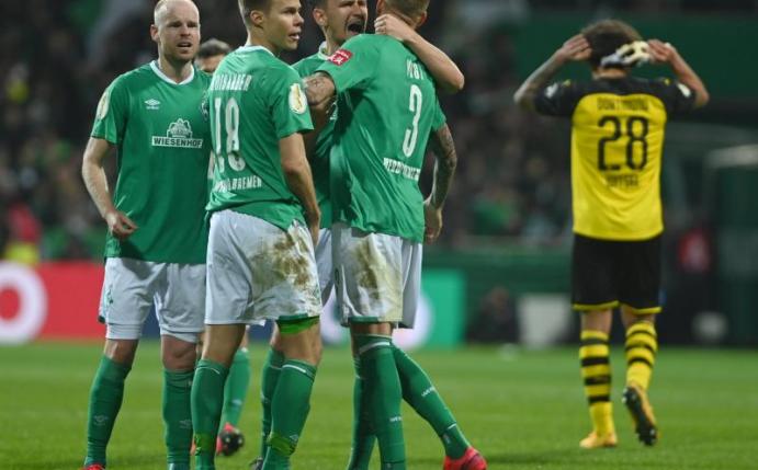 Werder Bemens Spieler (l) freuen sich nach dem Spiel über den Heimerfolg gegen den BVB. Foto: David Hecker/dpa