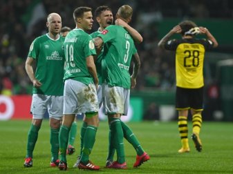 Werder Bemens Spieler (l) freuen sich nach dem Spiel über den Heimerfolg gegen den BVB. Foto: David Hecker/dpa Werder Bemens Spieler (l) freuen sich nach dem Spiel über den Heimerfolg gegen den BVB. Foto: David Hecker/dpa