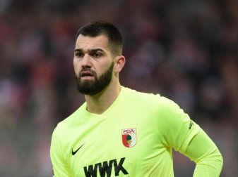 Wieder im Training: Augsburgs Torwart Tomas Koubek. Foto: Jordan Raza/dpa