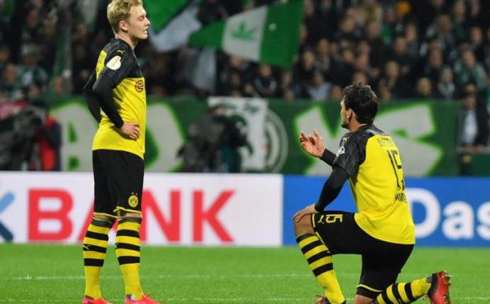Julian Brandt (l) und Mats Hummels hadern mit der BVB-Leistung in Bremen. Foto: David Hecker/dpa